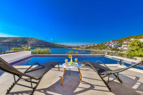 Luxury 2 etage apartment with private heated pool